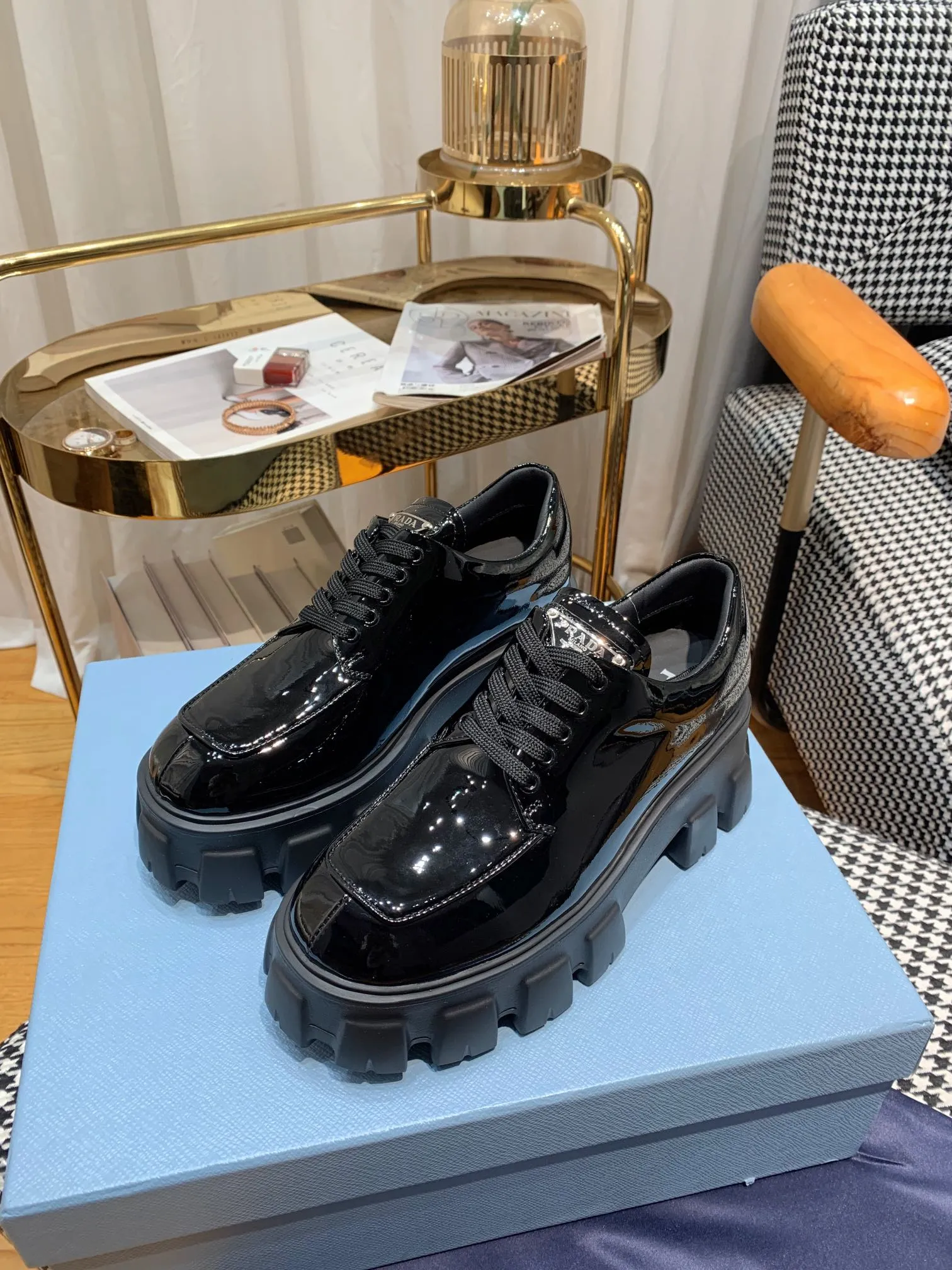 👟👟Ex-factory price 480👟👟 Women's shoes women's clothing ss23 Prada Prada ✨ 💥The T-stage catwalk model "Dream Never Sleeps" can be used on important occasions. It has an aristocratic feel and is perfect on the feet💃💃The entire series is full of exciting and unexpected combinations of elements, with a strong artistic flavor, allowing you to appreciate the ever-changing style of Prada girls. 1⃣ Upper: cowhide with open edge beads/patent leather 2⃣ Lining: imported sheepskin 3⃣ Outsole: lightweight foam outsole Size 35M-40M